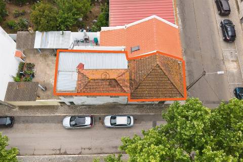 Moradia T3, 2 pisos para remodelar numa das zonas mais bonitas, Almeirim