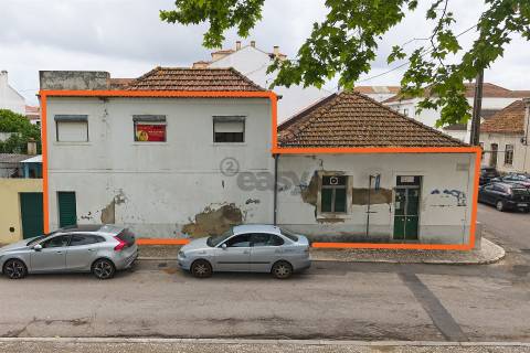 Moradia T3, 2 pisos para remodelar numa das zonas mais bonitas, Almeirim