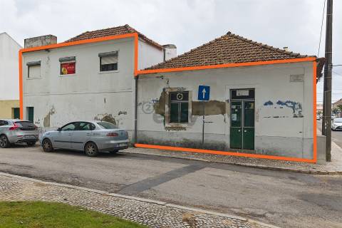 Moradia T3, 2 pisos para remodelar numa das zonas mais bonitas, Almeirim