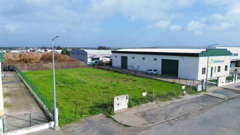 Terreno urbano com 1115 m2 situado no Parque de Empresas em Ferreira do Alentejo