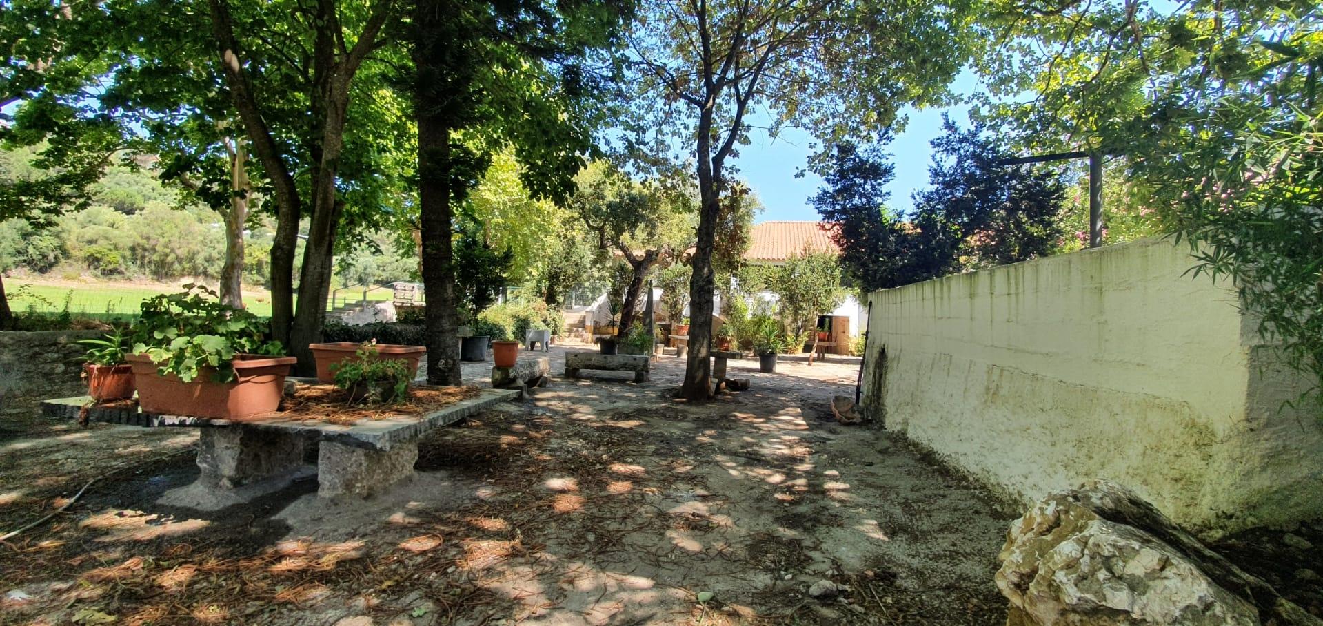 Moradia inserida em terreno com 31880 m²