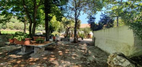 Moradia inserida em terreno com 31880 m²