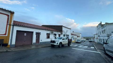Moradia T3, usada com Quintal em Castro Verde
