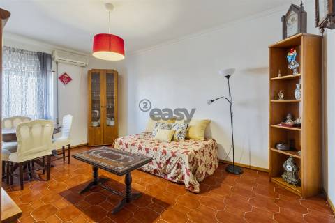 Apartamento T3 com parqueamento e arrecadação