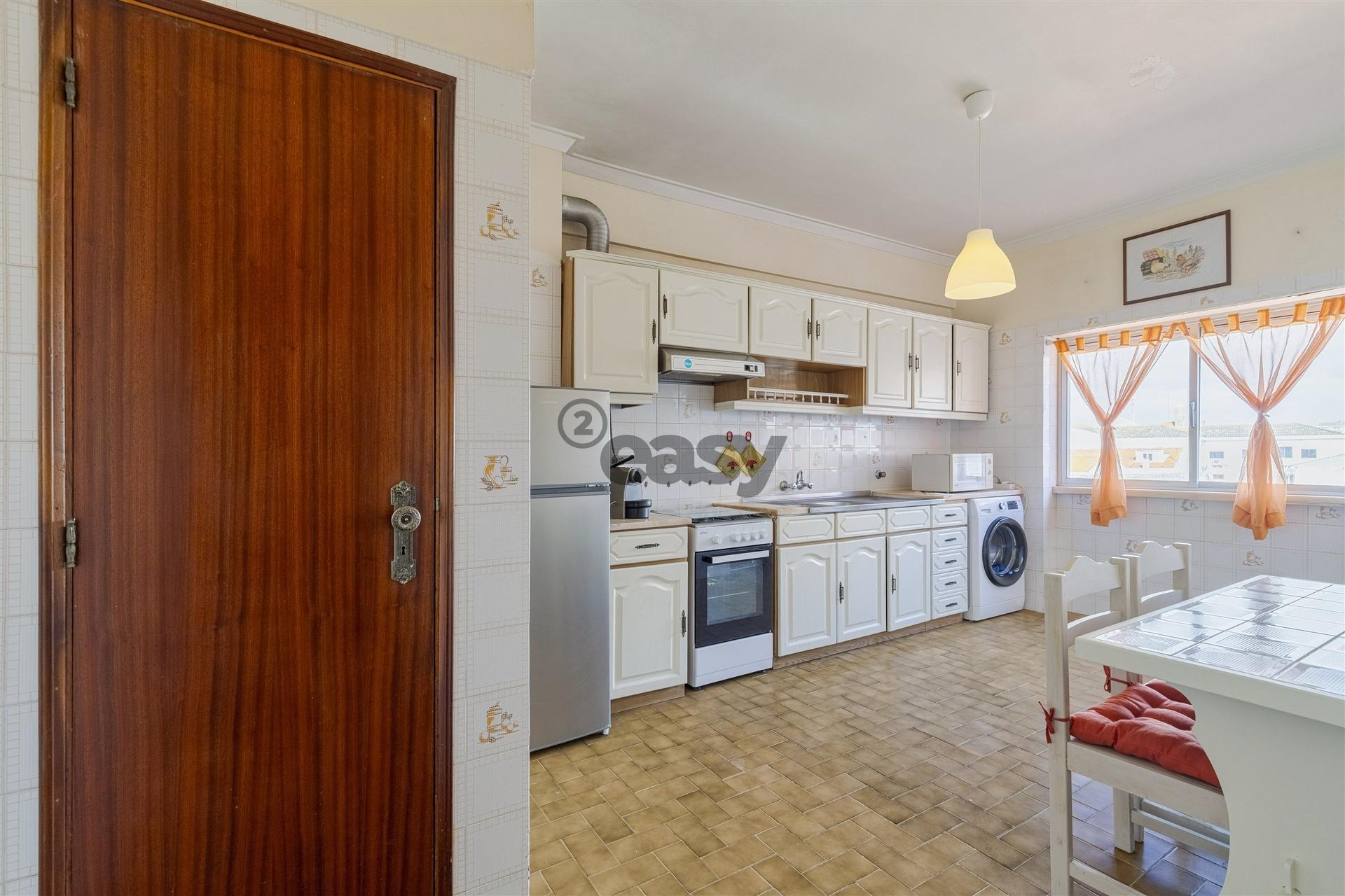 Apartamento T3 com parqueamento e arrecadação