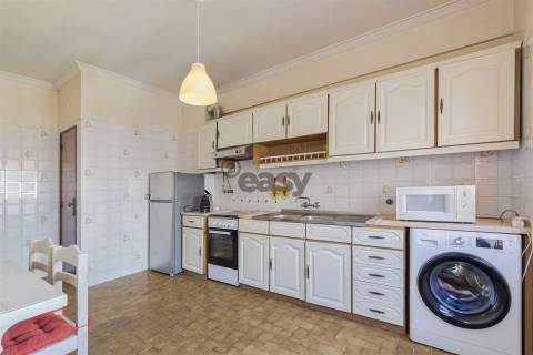 Apartamento T3 com parqueamento e arrecadação