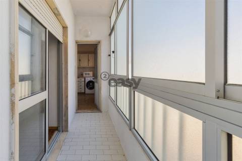 Apartamento T3 com parqueamento e arrecadação