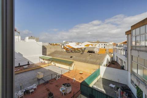 Apartamento T3 com parqueamento e arrecadação