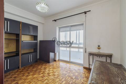 Apartamento T3 com parqueamento e arrecadação