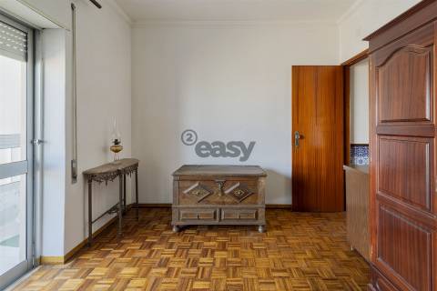 Apartamento T3 com parqueamento e arrecadação