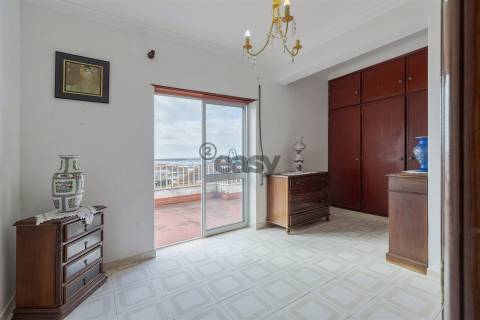 Apartamento T3 com parqueamento e arrecadação