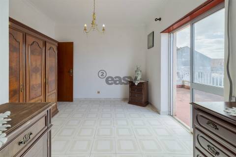 Apartamento T3 com parqueamento e arrecadação