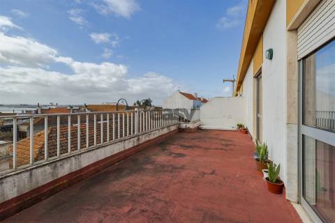 Apartamento T3 com parqueamento e arrecadação