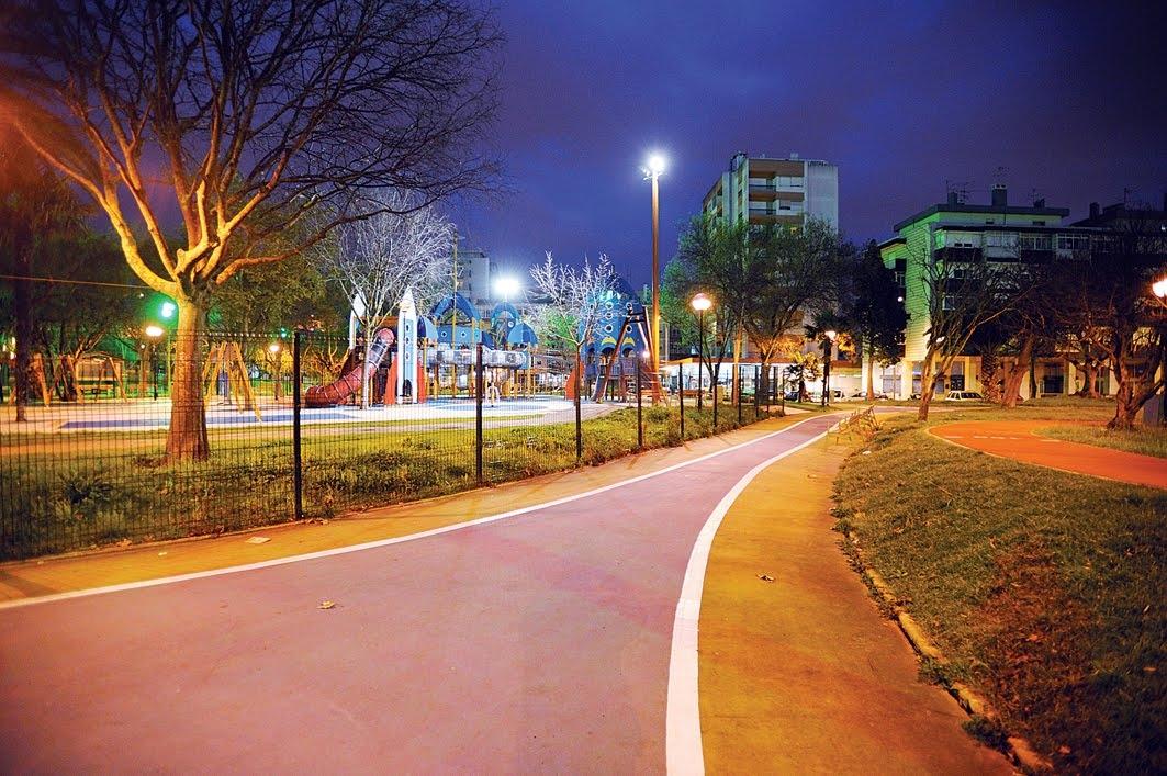 Loja 45 m² com montra | Junto ao metro | Estacionamento fácil