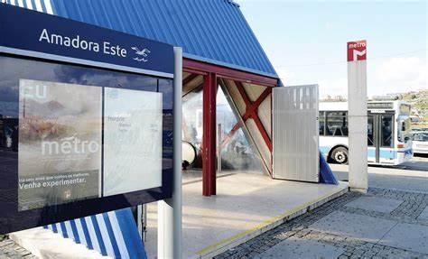 Loja 45 m² com montra | Junto ao metro | Estacionamento fácil