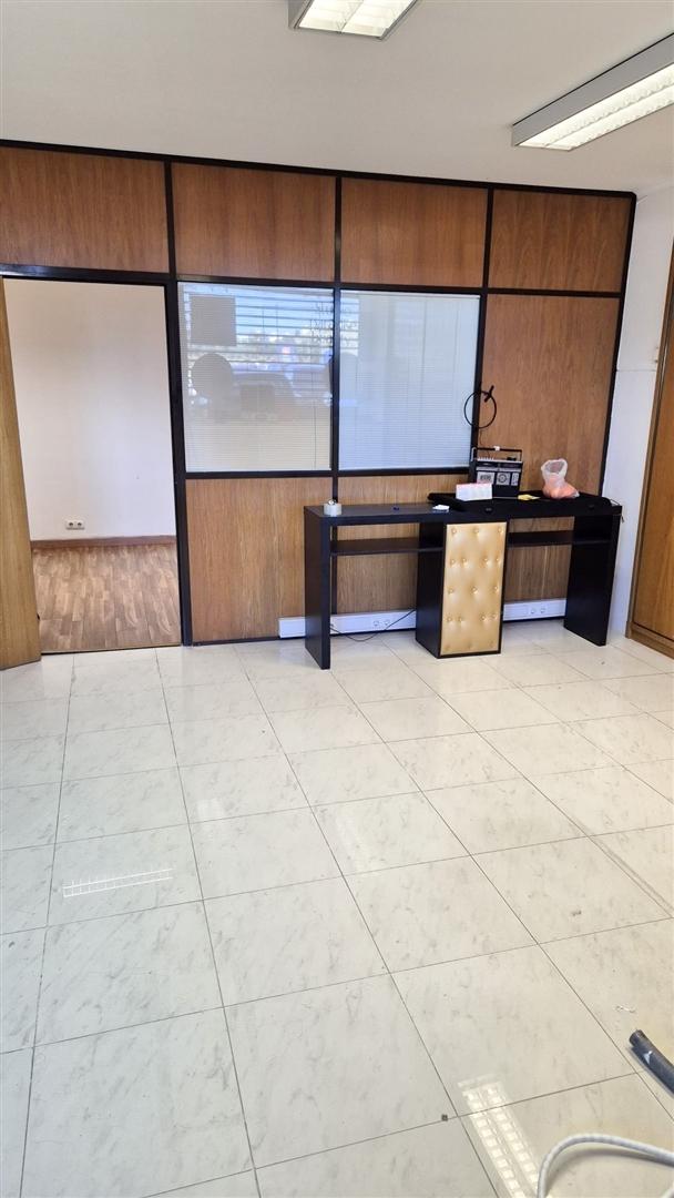 Loja 45 m² com montra | Junto ao metro | Estacionamento fácil