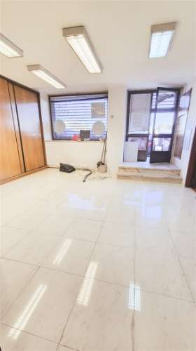 Loja 45 m² com montra | Junto ao metro | Estacionamento fácil