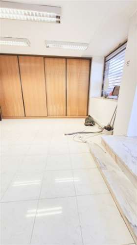 Loja 45 m² com montra | Junto ao metro | Estacionamento fácil