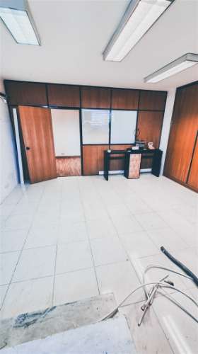 Loja 45 m² com montra | Junto ao metro | Estacionamento fácil