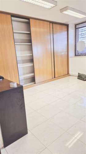 Loja 45 m² com montra | Junto ao metro | Estacionamento fácil