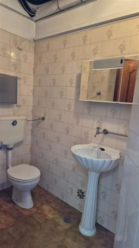 Loja 45 m² com montra | Junto ao metro | Estacionamento fácil