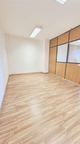 Loja 45 m² com montra | Junto ao metro | Estacionamento fácil