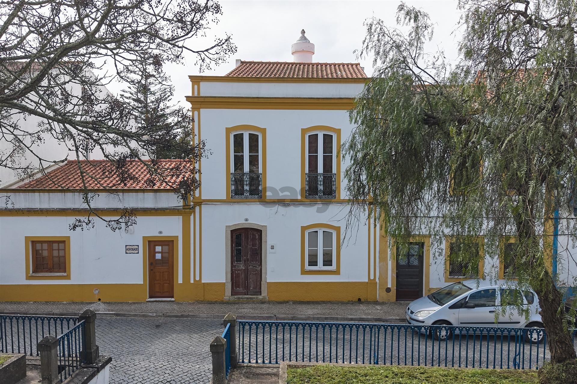 Casa Senhorial c/ 10 divisões remodelada em Rua Emblemática de Castro Verde