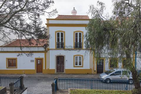 Casa Senhorial c/ 10 divisões remodelada em Rua Emblemática de Castro Verde