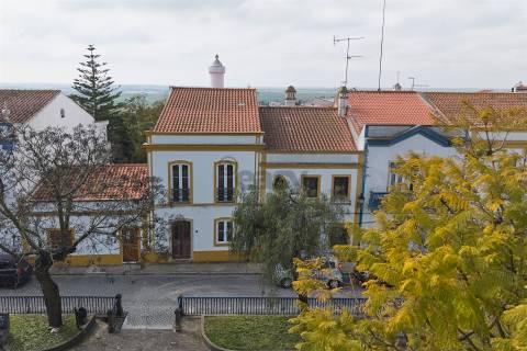 Casa Senhorial c/ 10 divisões remodelada em Rua Emblemática de Castro Verde