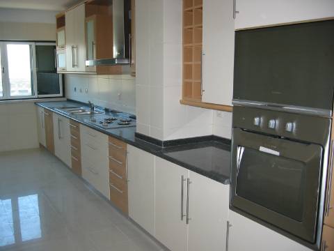 Apartamento T3 em Queijas com 2 Parqueamentos e Arrecadação