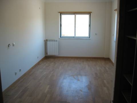 Apartamento T3 em Queijas com 2 Parqueamentos e Arrecadação