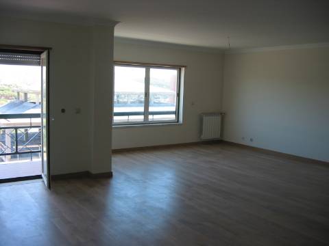 Apartamento T3 em Queijas com 2 Parqueamentos e Arrecadação