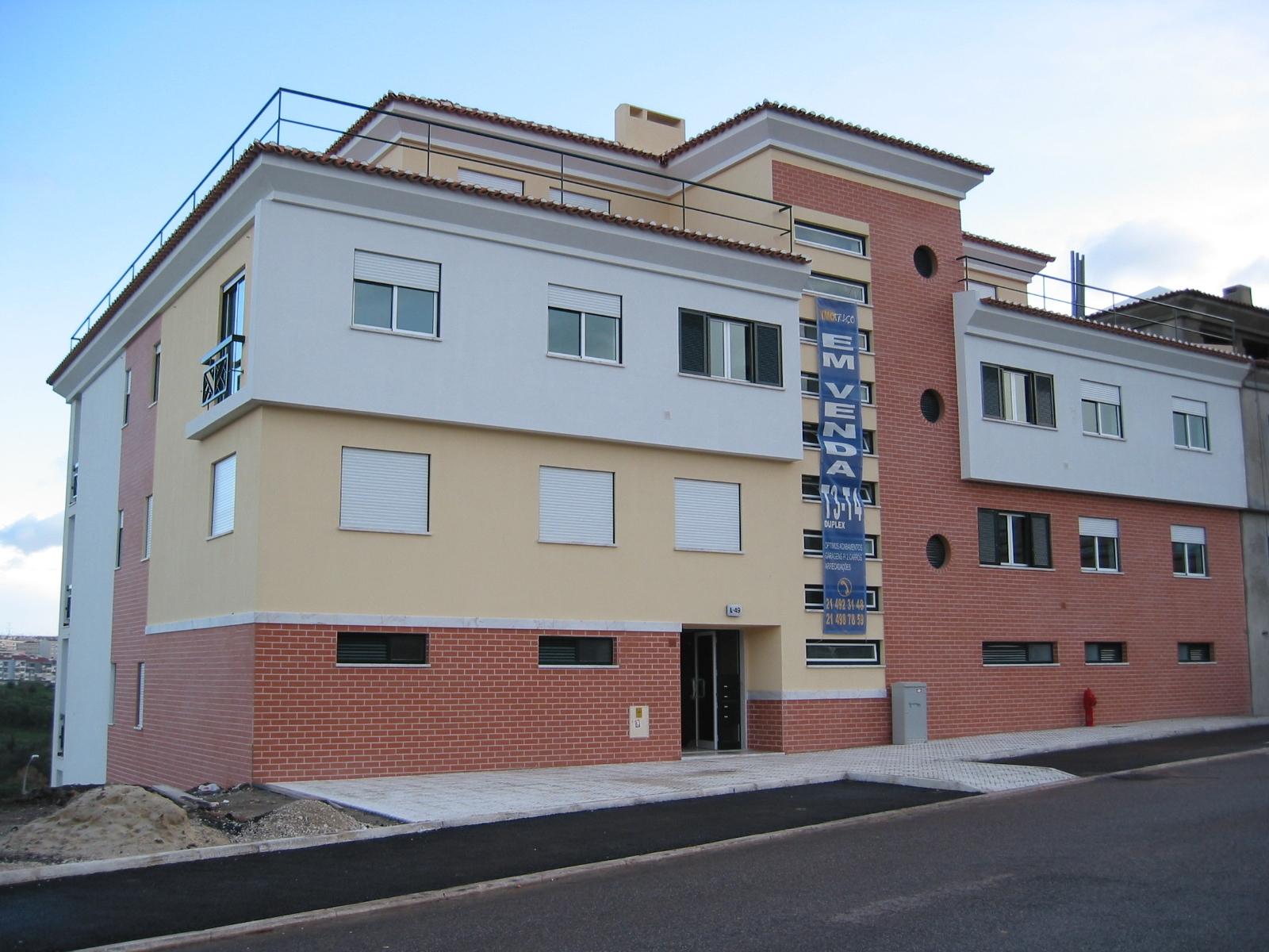 Apartamento T3 em Queijas com 2 Parqueamentos e Arrecadação