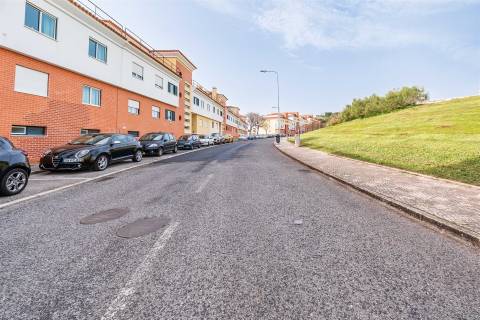 Apartamento T3 em Queijas com 2 Parqueamentos e Arrecadação