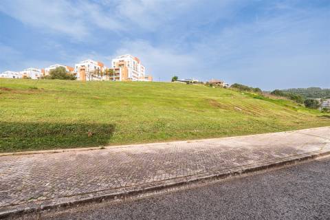 Apartamento T3 em Queijas com 2 Parqueamentos e Arrecadação