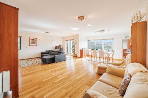 Apartamento T3 em Queijas com 2 Parqueamentos e Arrecadação