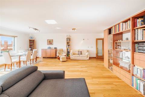 Apartamento T3 em Queijas com 2 Parqueamentos e Arrecadação