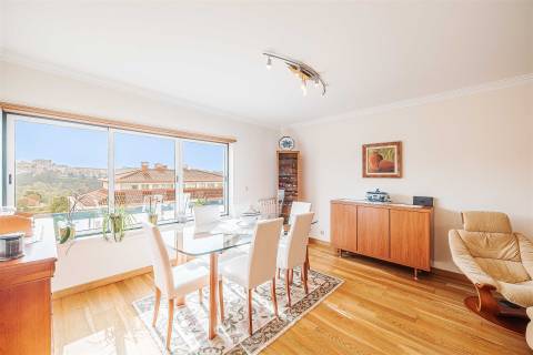 Apartamento T3 em Queijas com 2 Parqueamentos e Arrecadação