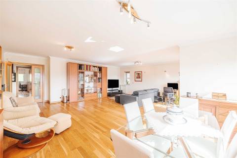 Apartamento T3 em Queijas com 2 Parqueamentos e Arrecadação