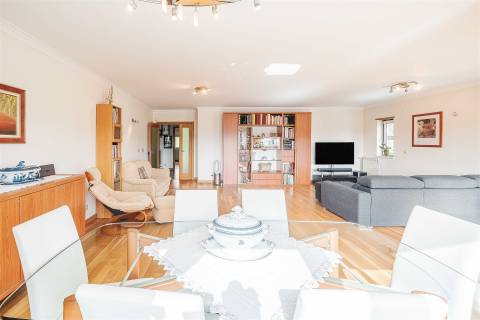 Apartamento T3 em Queijas com 2 Parqueamentos e Arrecadação