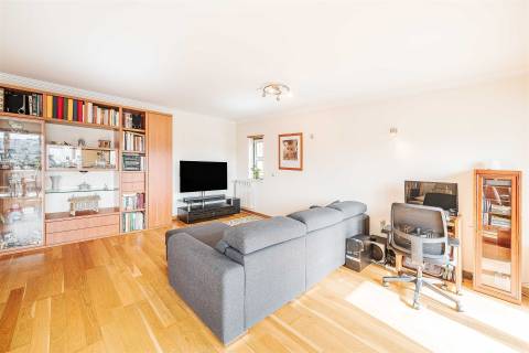 Apartamento T3 em Queijas com 2 Parqueamentos e Arrecadação