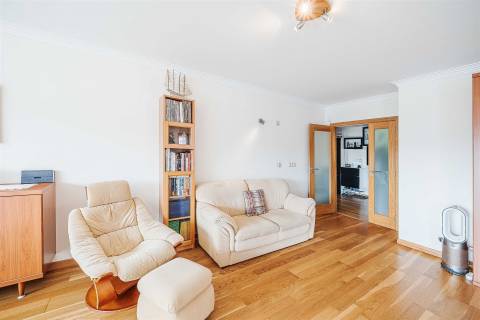 Apartamento T3 em Queijas com 2 Parqueamentos e Arrecadação