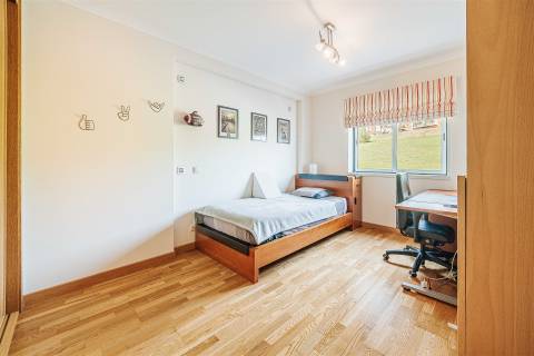 Apartamento T3 em Queijas com 2 Parqueamentos e Arrecadação