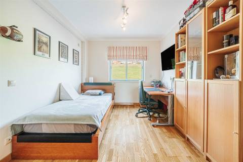 Apartamento T3 em Queijas com 2 Parqueamentos e Arrecadação