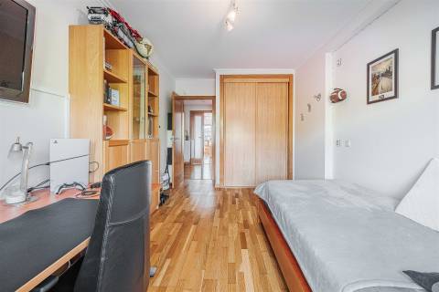 Apartamento T3 em Queijas com 2 Parqueamentos e Arrecadação