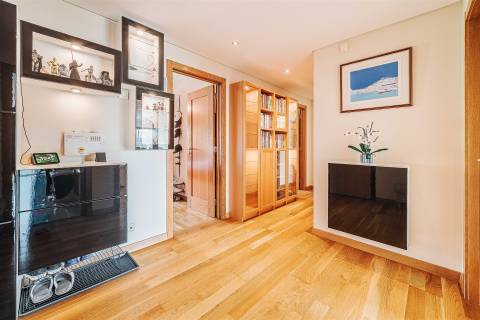 Apartamento T3 em Queijas com 2 Parqueamentos e Arrecadação