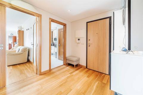 Apartamento T3 em Queijas com 2 Parqueamentos e Arrecadação