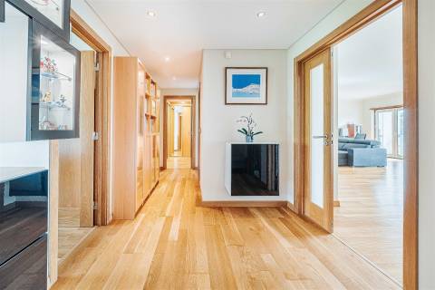 Apartamento T3 em Queijas com 2 Parqueamentos e Arrecadação