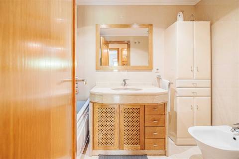 Apartamento T3 em Queijas com 2 Parqueamentos e Arrecadação