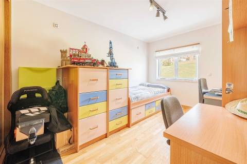 Apartamento T3 em Queijas com 2 Parqueamentos e Arrecadação